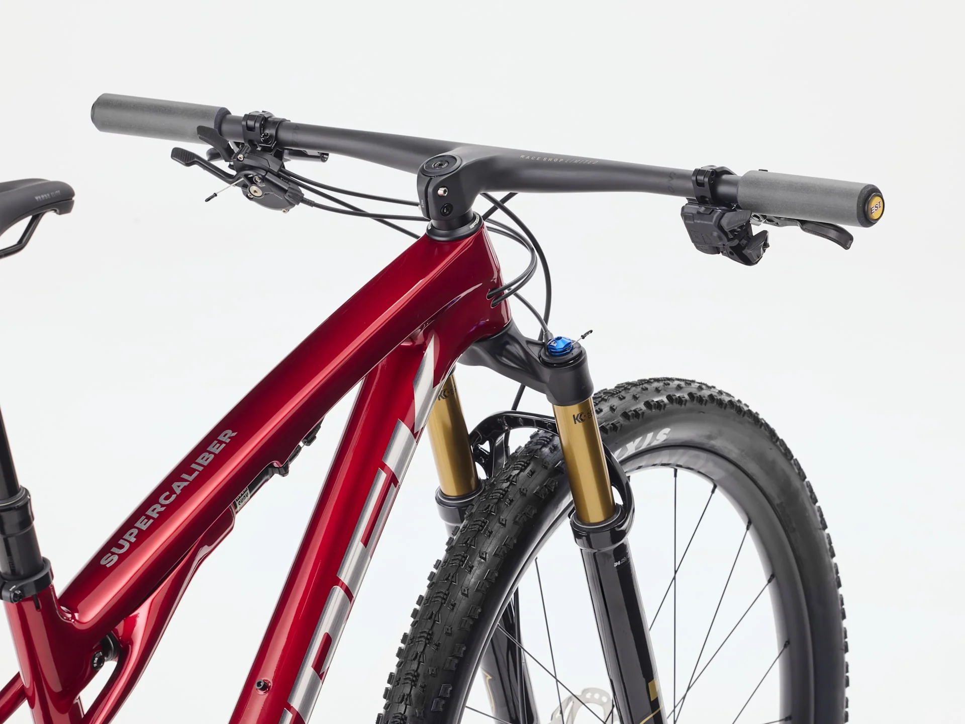 2026 Trek Supercaliber SLR 9.8 XT Di2 Gen 2 - Red Smoke/Drizzle - Image 4